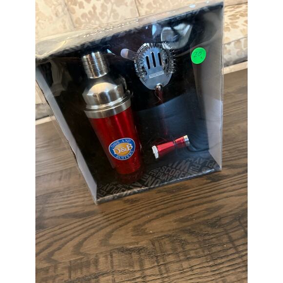 D&B Dave & Buster’s Cocktail Shaker Set – Shaker, Strainer & Jigger - Picture 4 of 10